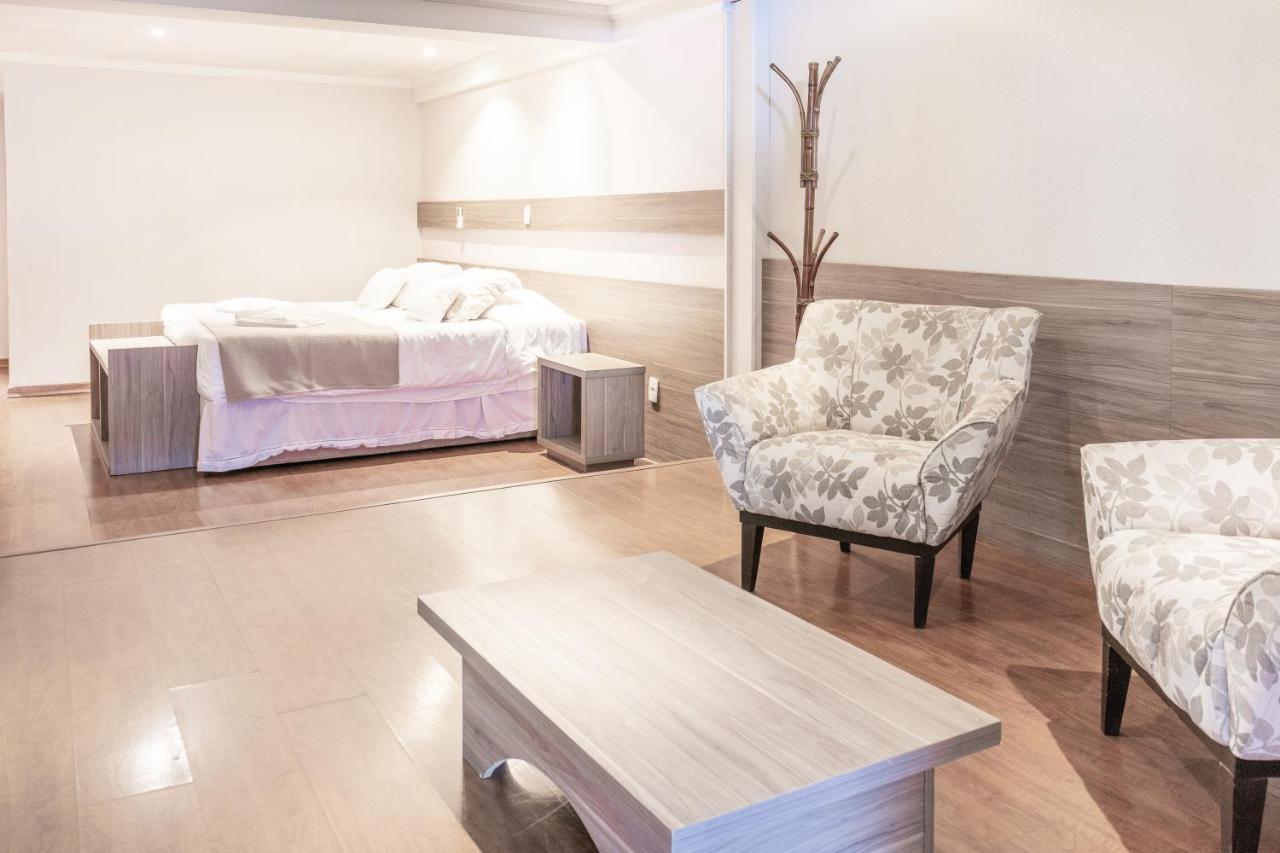 Suite with Hot Tub,1362317309:JPEG